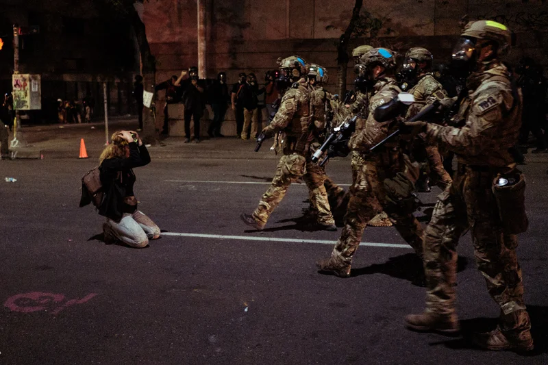 FBI Fires Agents: The Kneeling Photo That Got Them Fired-第1张图片-Market Pulse FBI Fires Agents: The Kneeling Photo That Got Them Fired-第1张图片-Market Pulse